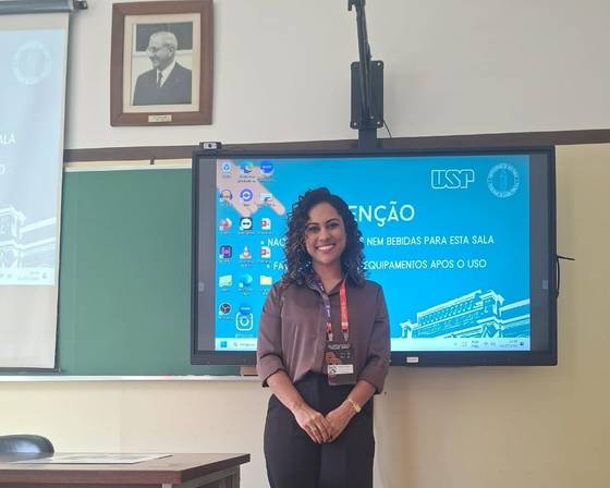 Denise Neri em oficina na Faculdade de Saúde Pública da USP