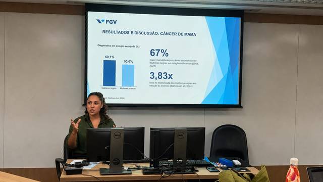 Denise Neri em mesa redonda na FGV sobre resultados e discussão de câncer de mama